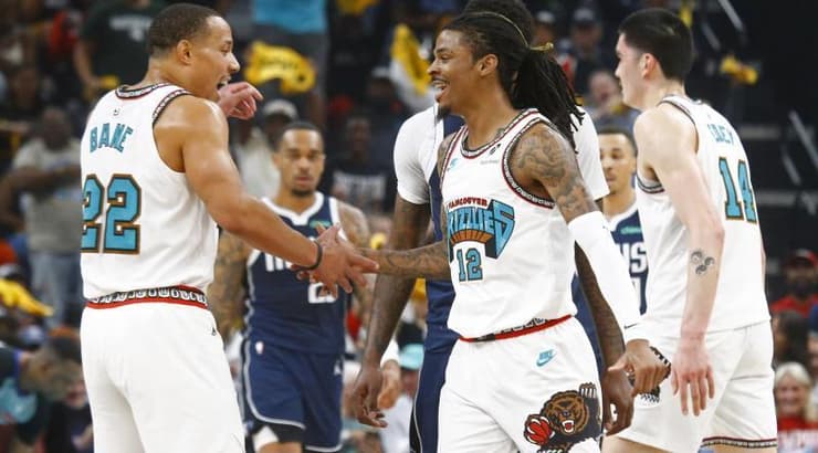 ג'ה מוראנט ושחקני ממפיס חוגגים