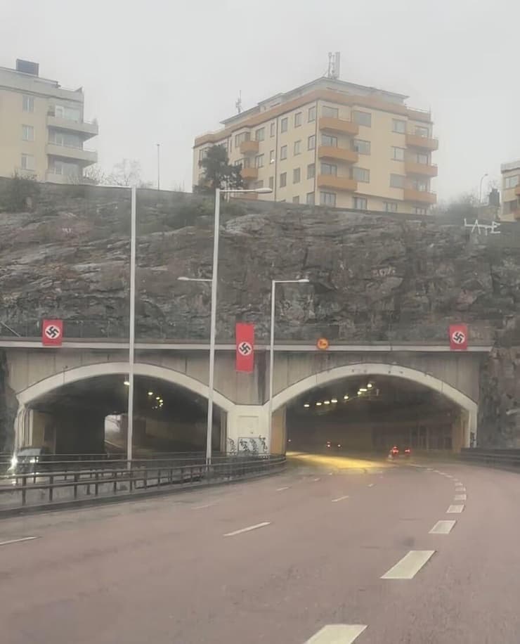 דגלי צלב הקרס שנתלו בשבדיה (צילום: מתוך הרשתות החברתיות) דגלי צלב הקרס שנתלו בשבדיה