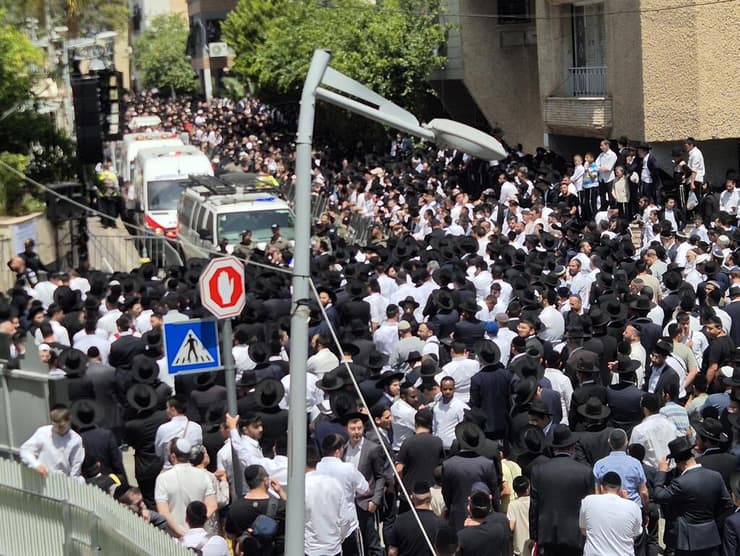 המונים במסע ההלוויה בבני ברק (צילום: יריב כץ) המונים המסע ההלוויה בבני ברק