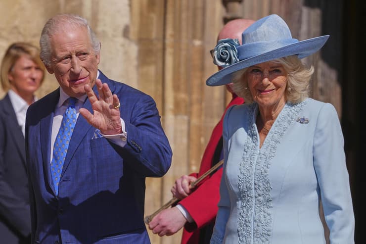 חג פסחא המלך צ'רלס המלכה קמילה יוצאים מ טקס כנסייה אנגליה