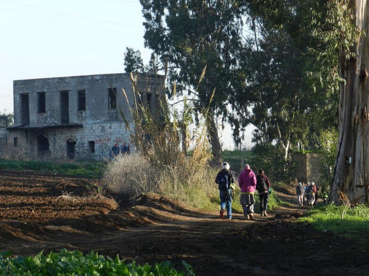 מטיילים ב"שביל ישראל", ליד בית לאה