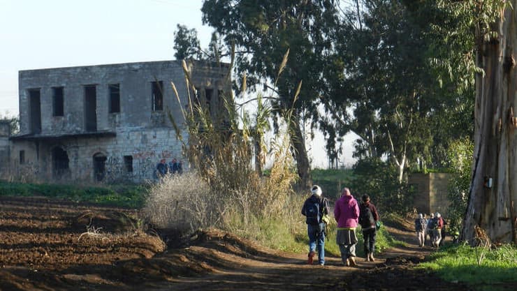 מטיילים ב"שביל ישראל", ליד בית לאה