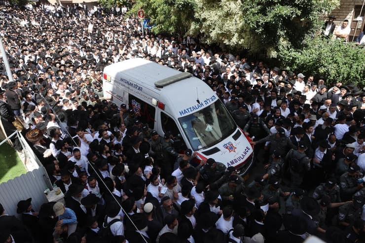 המונים בהלוויית הרב מאיר מאזוז. נוצר חלל (צילום: יריב כץ) אלפים הגיעו ללוות את הרב מאיר מאזוז למנוחות