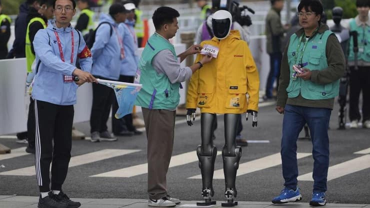 חצי מרתון היברידי בבייג'ינג - רובוטים לצד רצים אנושיים (AP /Ng Han Guan) חצי מרתון היברידי בבייג'ינג - רובוטים לצד רצים אנושיים