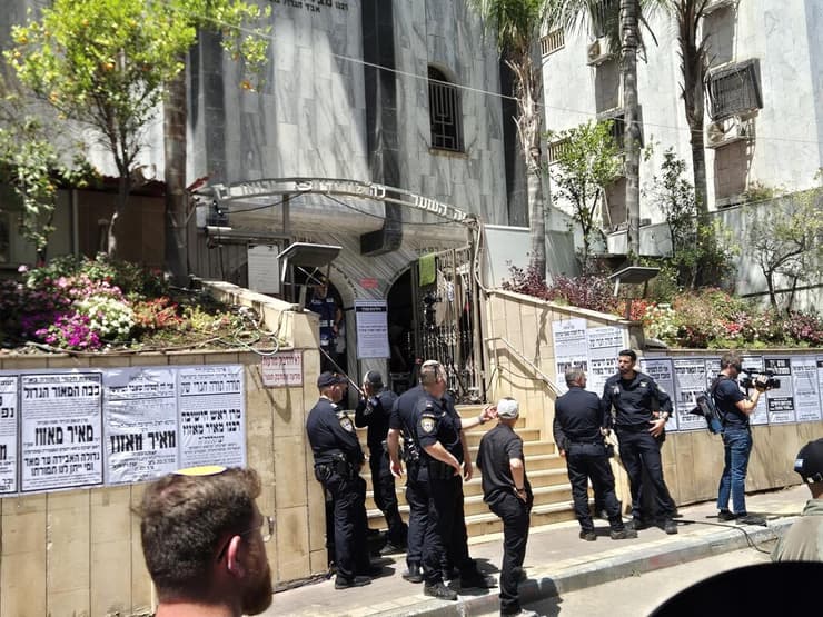 כוחות משטרה נערכים למסע ההלוויה של הרב מאיר מאזוז (צילום: יריב כץ) כוחות משטרה נערכים למסע ההלוויה של הרב מאיר מאזוז