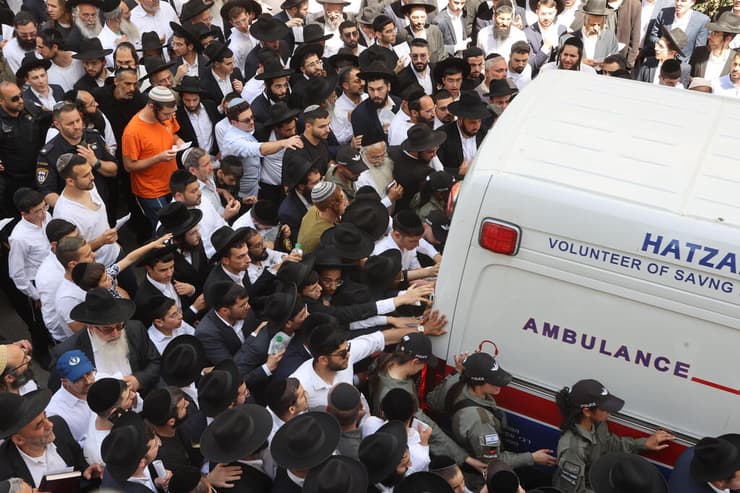 מלווים למנוחות את הרב מאיר מאזוז (צילום: יריב כץ) מלווים למנוחות את הרב מאיר מאזוז