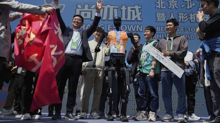 הזוכה בתחום הרובוטים הרצים: טיאן-גונג (AP /Ng Han Guan) הזוכה בתחום הרובוטים הרצים: טיאן-גונג