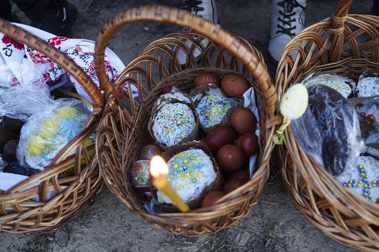 חג פסחא נשים מבוגרות עם סלים לחג לקבלת ברכה