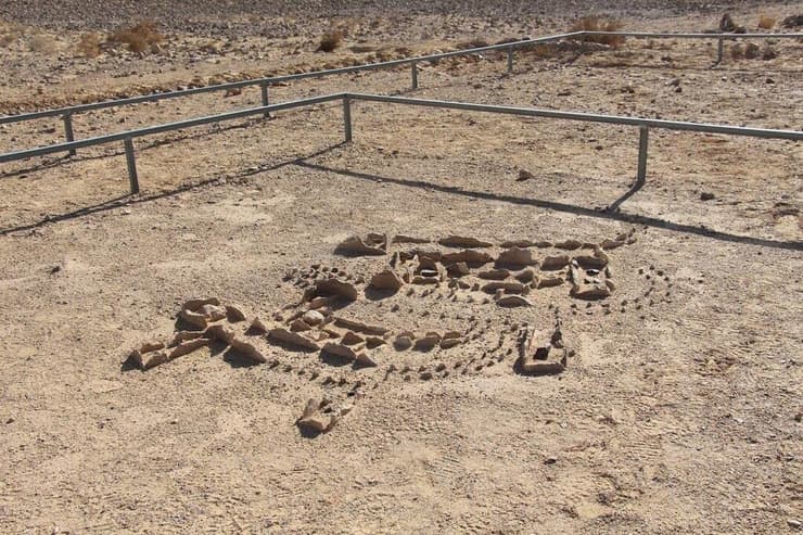 דמויות האבן ב"מקדש הנמרים" מדרום לחולות כסוי