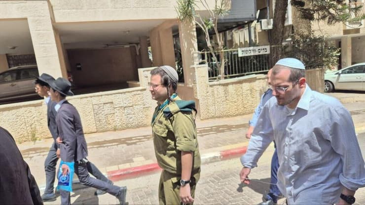 חייל במדים בדרך להלוויית הרב מאיר מאזוז (צילום: שילה פריד) חייל במדים בדרך להלוויית הרב מאיר מאזוז