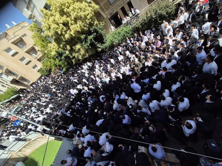אלפים הגיעו ללוות את הרב מאיר מאזוז למנוחות (צילום: יריב כץ) אלפים הגיעו ללוות את הרב מאיר מאזוז למנוחות