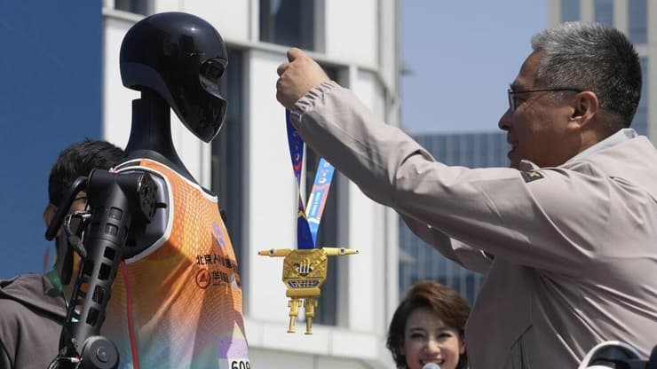 הענקת מדליית הזהב לרובוט טיאן-גונג (AP /Ng Han Guan) הענקת מדליית הזהב לרובוט טיאן-גונג