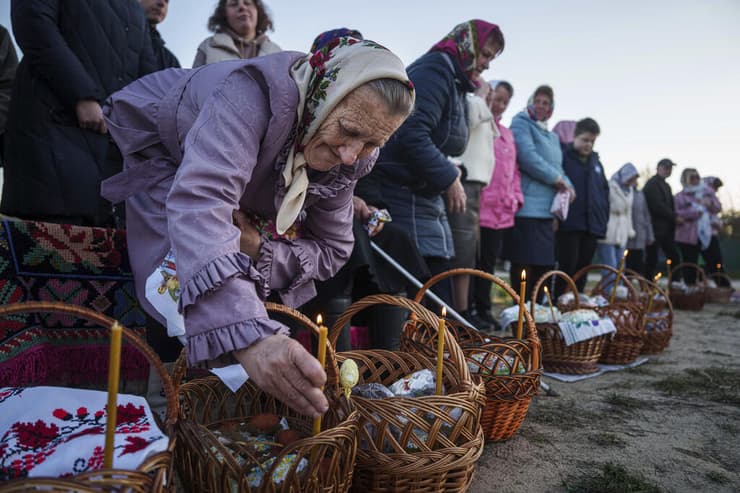 חג פסחא נשים מבוגרות עם סלים לחג לקבלת ברכה