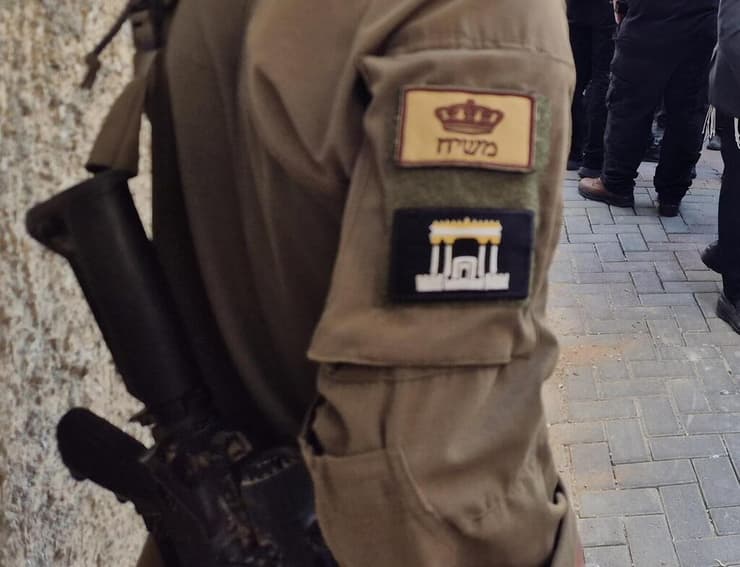 חייל בהלוויית הרב מאיר מאזוז בבני ברק