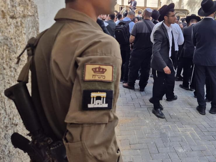 חייל בהלוויית הרב מאיר מאזוז בבני ברק