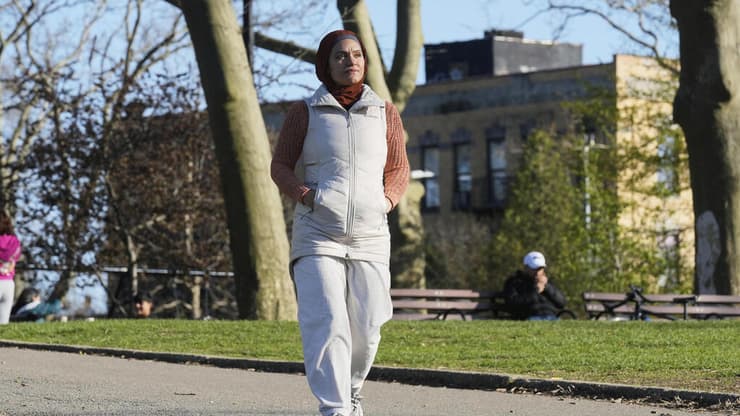 דניריס אספינל ליד ביתה בברוקלין (צילום: AP Photo/Richard Drew) דניריס אספינל בשכונה שבה היא מתגוררת בברוקלין