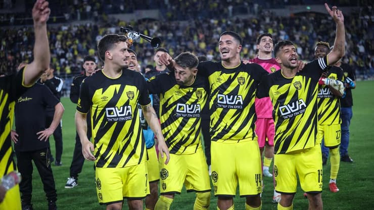 שחקני בית"ר ירושלים באקסטזה אחרי שריקת הסיום (צילום: עוז מועלם) שחקני בית"ר ירושלים חוגגים