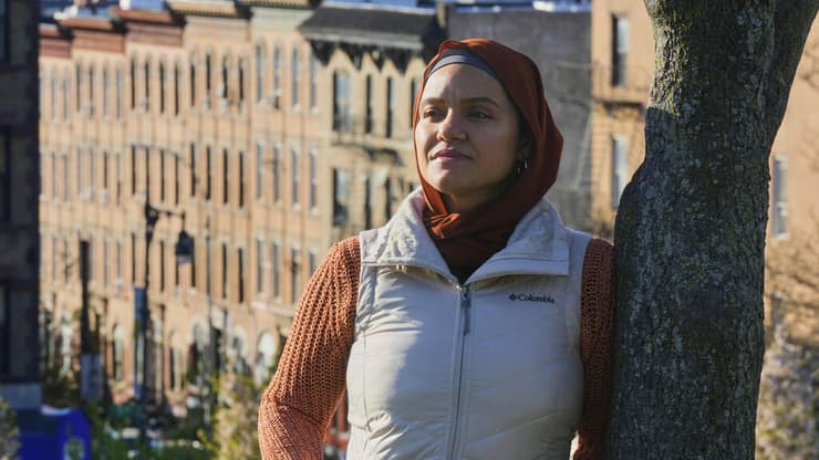 דניריס אספינל בשכונה שבה היא מתגוררת בברוקלין (צילום: AP Photo/Richard Drew) דניריס אספינל בשכונה שבה היא מתגוררת בברוקלין