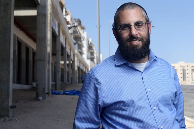 "הוא חזק, לא יכולתי לדחוף אותו. זה היה מגעיל ודוחה, הלכתי והקאתי". יצחק קשת (צילום: עמית שעל) יצחק קשת, ראש העיר של חריש