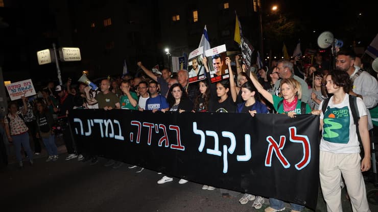 הפגנה בכיכר הבימה בעקבות התצהיר של רונן בר