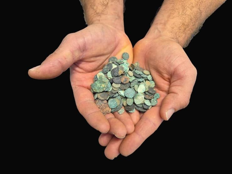 כמה מהמטבעות שהתגלו בבית החשוד (צילום: יולי שוורץ, רשות העתיקות) כמה מהמטבעות שהתגלו בבית החשוד