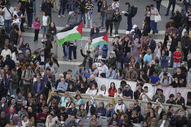 תפילה לזכר האפיפיור פרנסיסקוס ב כיכר פטרוס הקדוש ב הוותיקן