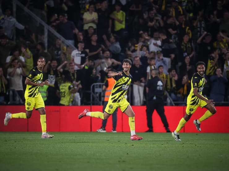 ירין לוי חוגג את השער השלישי. יישאר לעונה נוספת (צילום: עוז מועלם) לוי חוגג