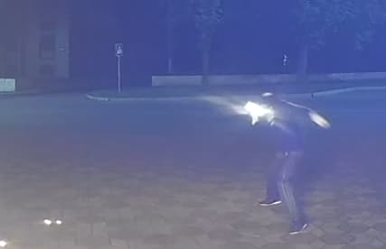 רעול פנים משליך בקבוק תבערה רעול פנים משליך בקבוק תבערה