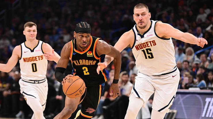 שניים מהמועמדים הסופיים לתואר ה-MVP. שיי גילג'ס-אלכסנדר מול ניקולה יוקיץ' (Joshua Gateley / AFP) שחקן אוקלהומה סיטי ת'אנדר שיי גילג'ס-אלכסנדר מול שחקן דנבר נאגטס ניקולה יוקיץ'