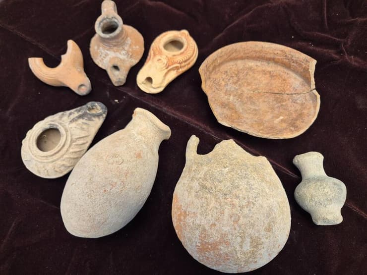 פריטים עתיקים שנתפסו (צילום: יולי שוורץ, רשות העתיקות) פריטים עתיקים שנתפסו