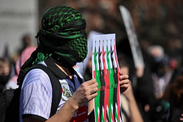 מפגין פרו-פלסטיני בניו יורק אוחז שלט הקורא להתנגדות אלימה