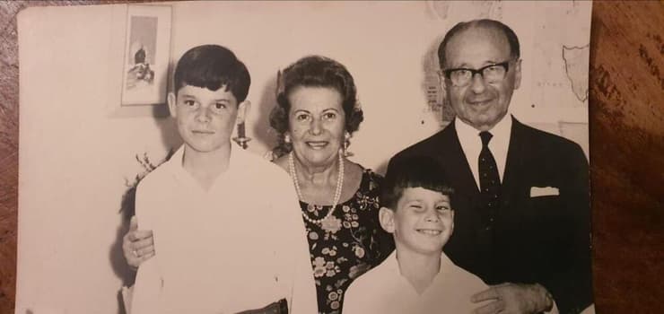 חיים וליבקה הלברטל, עם נכדיהם מיקי הלברטל ואחיו רובי הלברטל