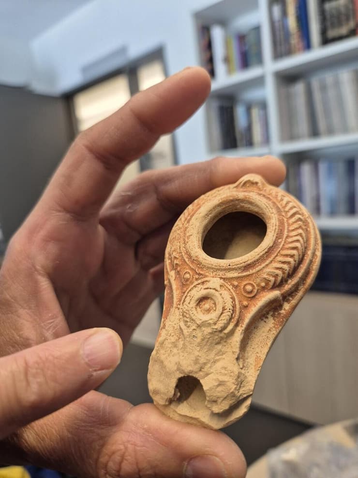 אחד הפריטים שאותר ברשות החשוד (צילום: יולי שוורץ, רשות העתיקות) אחד הפריטים שאותר ברשות החשוד