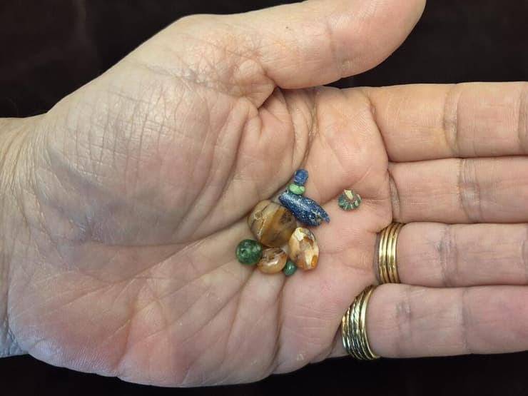 כמה מהפריטים העתיקים (צילום: יולי שוורץ, רשות העתיקות) כמה מהפריטים העתיקים