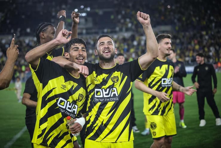 גיל כהן וירין לוי חוגגים (צילום: עוז מועלם) גיל כהן וירין לוי חוגגים