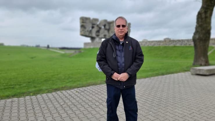 פרופ' מיקי הלברטל, ברקע האנדרטה הסובייטית במחנה מיידנק