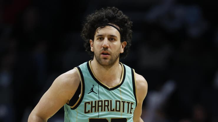 הפועל ת"א בדרך לעוד החתמת ענק? ואסיליה מיציץ' (AP Photo/Nell Redmond) שחקן שארלוט הורנטס ואסיליה מיציץ'