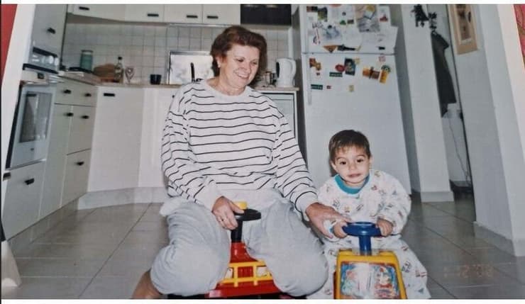 צילי ונקרט עם נכדה עומר ב-2002