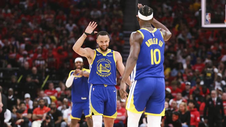 שחקן גולדן סטייט ווריורס סטף קרי עם ג'ימי באטלר