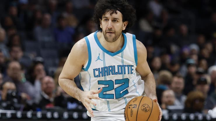 שחקן שארלוט הורנטס ואסיליה מיציץ'