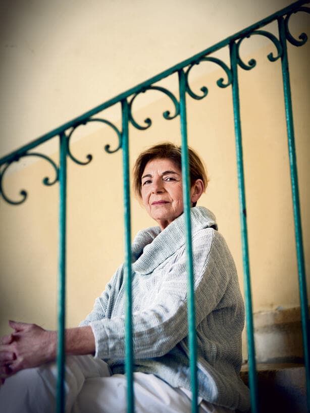 "אני מסרבת להצטרף לטרנד הגועש של הזדהות פוליטית פרנואידית, גורפת". אסתר פלד (צילום: יונתן בלום) yk14339247