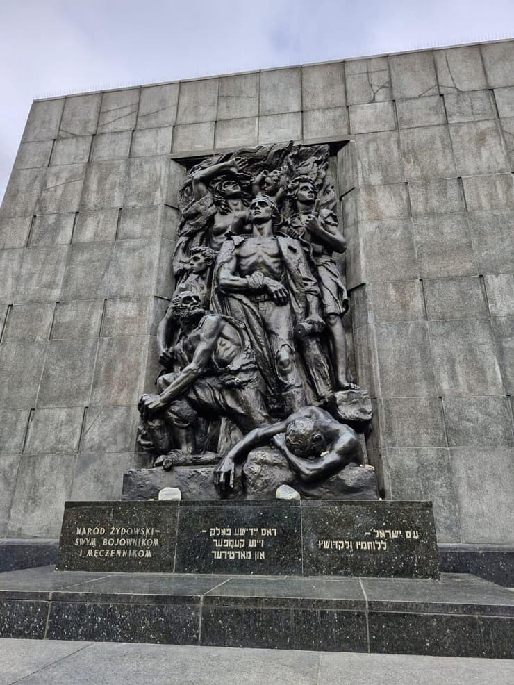 אנדרטת רפפורט לזכר מרד גטו ורשה, שנוצרה על ידי האמן נתן רפופורט (צילום: בית אקשטיין מקבוצת דנאל) האנדרטה לזכר מרד גטו ורשה, שנוצרה על ידי האמן נתן רפופורט