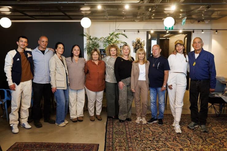 שורדי שבי ובני משפחה שכולים שיצעדו באושוויץ. מימין לשמאל: גדי מוזס,  מורן סטלה ינאי, ראובן יבלונקה,  ורד יבלונקה, איילת בנימין, עינת שחורי, אורית מאיר, אורלי סיבוני, ענת אחימס, ניסים לוק, עמית לוק 