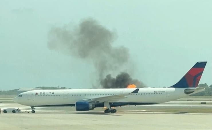 מנוע המטוס עולה באש (dylangwall via REUTERS@) מנוע המטוס עולה באש