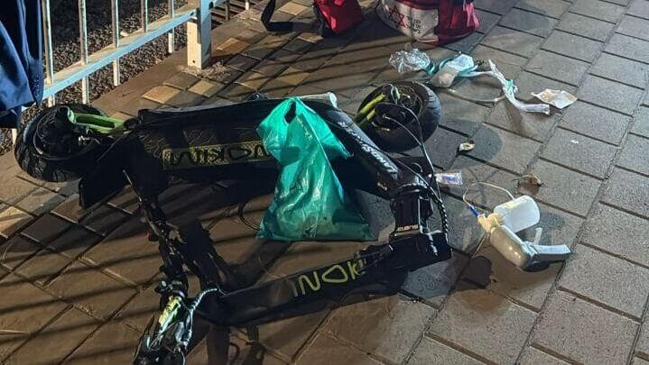 תאונה בנתניה. "לא מודעים עד כמה זה מסוכן" (צילום: תיעוד מבצעי מד"א) זירת תאונת הדרכים של נוסע קורקינט חשמלי בנתניה