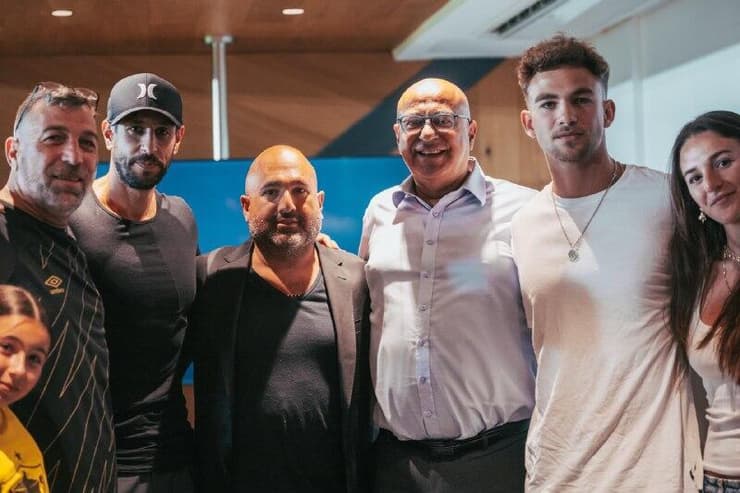 מאיה ואיתי רגב, איציק לארי, ברק אברמוב, עידן עמדי ועוז דוידיאן (צילום: באדיבות בית"ר ירושלים) מאיה ואיתי רגב, איציק לארי מנכ״ל עיריית ירושלים, ברק אברמוב, עידן עמדי ועוז דוידיאן