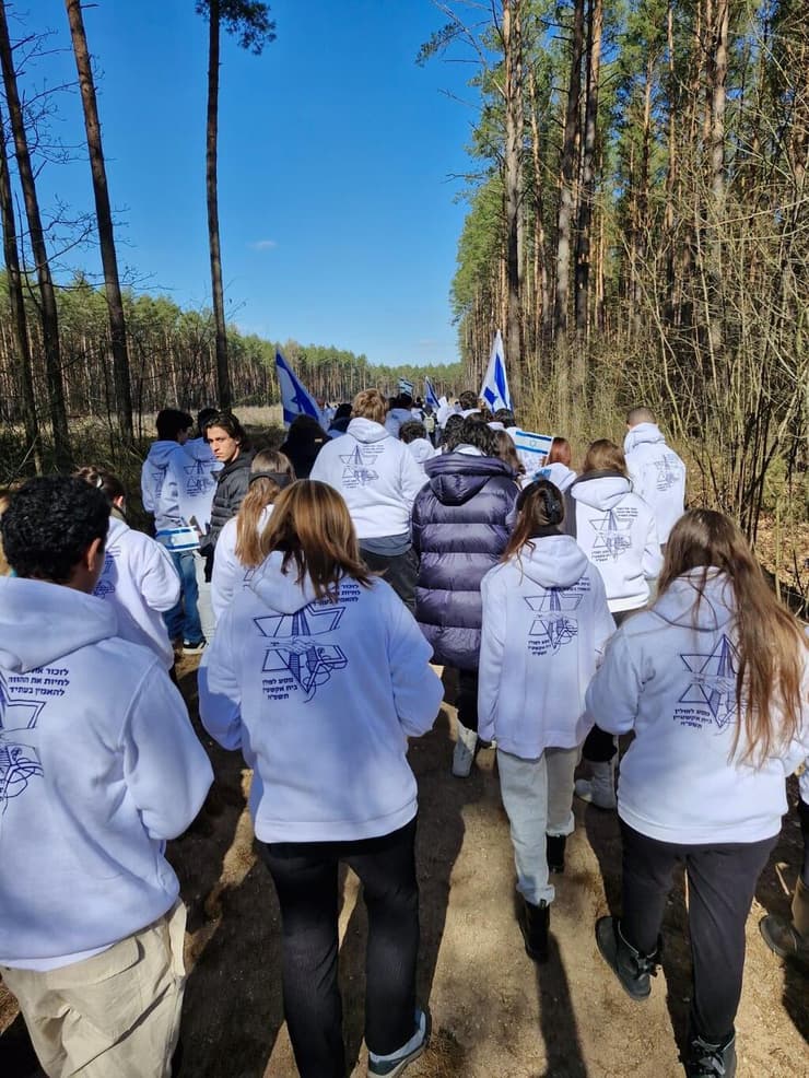 הכניסה ליער לופוחובה. אפילו הציפורים שתקו, כאילו הן יודעות - זה לא מקום לשירים (צילום: בית אקשטיין מקבוצת דנאל) הכניסה ליער לופוחובה