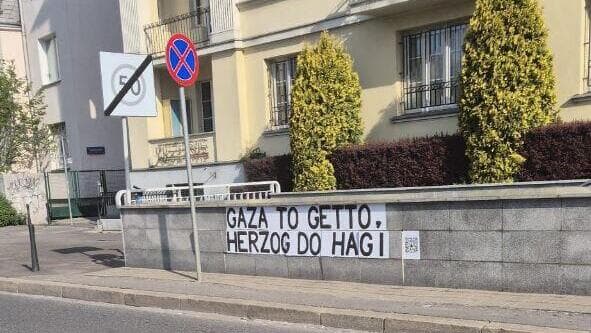 שלט מחאה אנטי-ישראלי שנתלה מול שגרירות ישראל בוורשה שלטי מחאה אנטישמים תלויים בבירת פולין ורשה, מול שגרירות ישראל