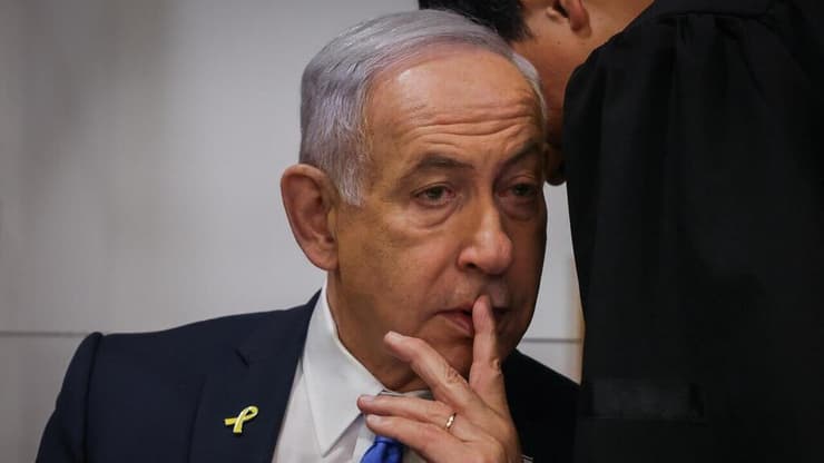 רה"מ בנימין נתניהו נכנס לאולם הדיונים על מנת לתת את עדותו בתיקי אלפים