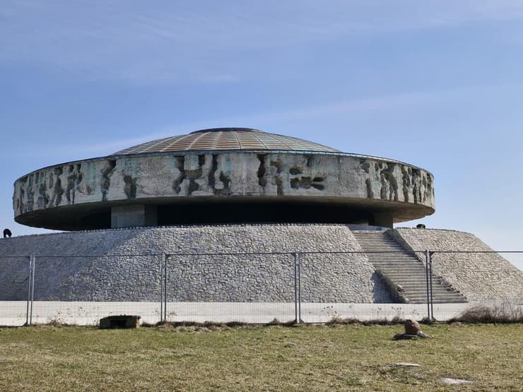 שבעה טון של אפר אדם. הר האפר במיידנק (צילום: בית אקשטיין מקבוצת דנאל) הר האפר, עם 7 טון אפר אדם